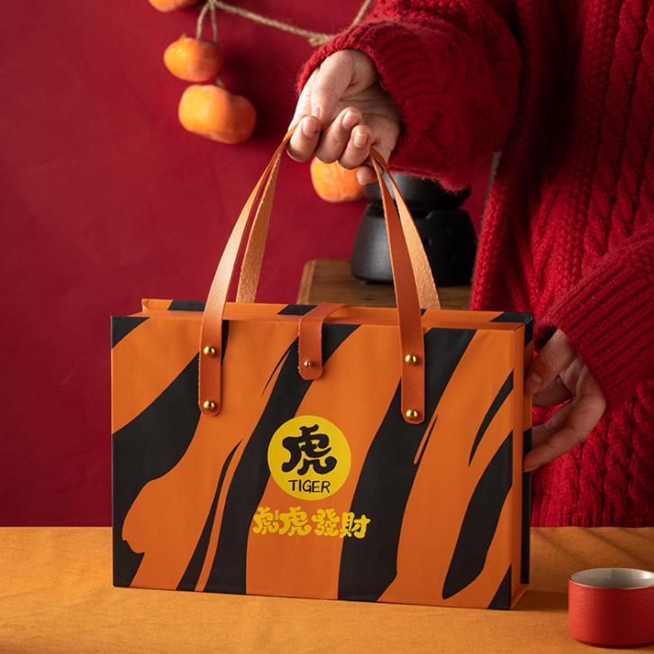 Confezione regalo personalizzata di noci di frutta secca in carta ondulata ecologica colorata