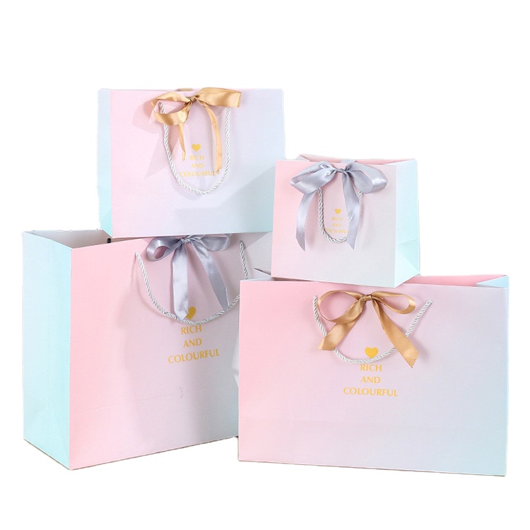 Sacchetto di carta con manico per regali di lusso per lo shopping Sacchetto di carta personalizzato per sacchetti di carta kraft di Natale