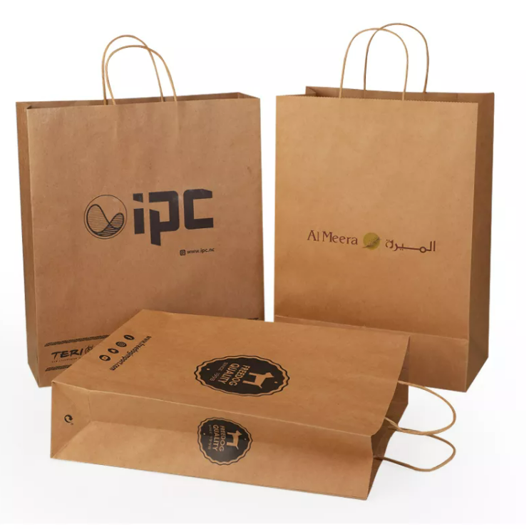 Borsa in carta kraft marrone riciclabile con logo personalizzato all'ingrosso con manico piatto attorcigliato
