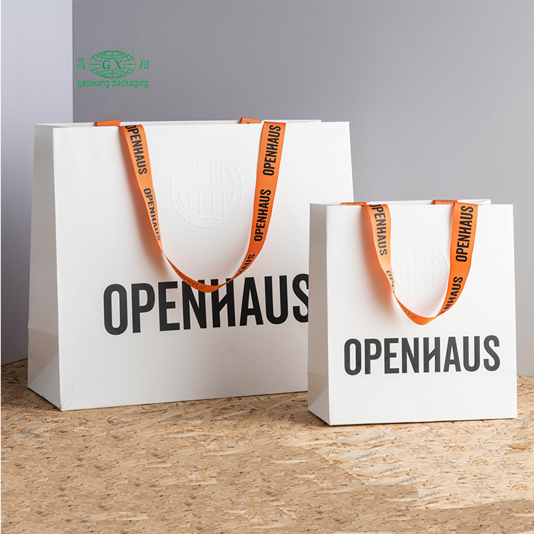 Sacchetti regalo con logo personalizzato eco-friendly elegante sacchetto di carta con etichetta privata boutique laminata opaca con nastro dorato