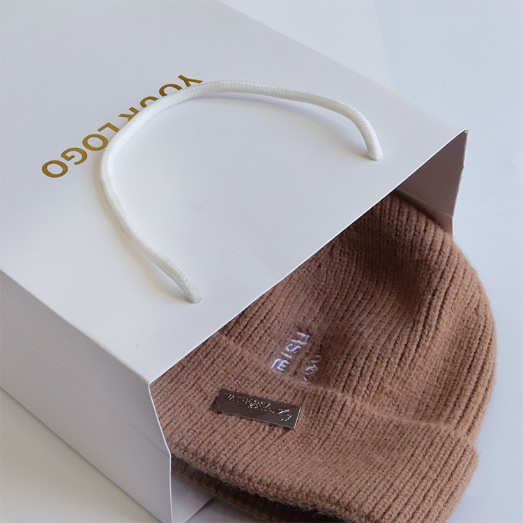 Borse per la spesa personalizzate abbigliamento logo stampato in oro design sacchetti di imballaggio in carta di cartone bianco per la vendita al dettaglio