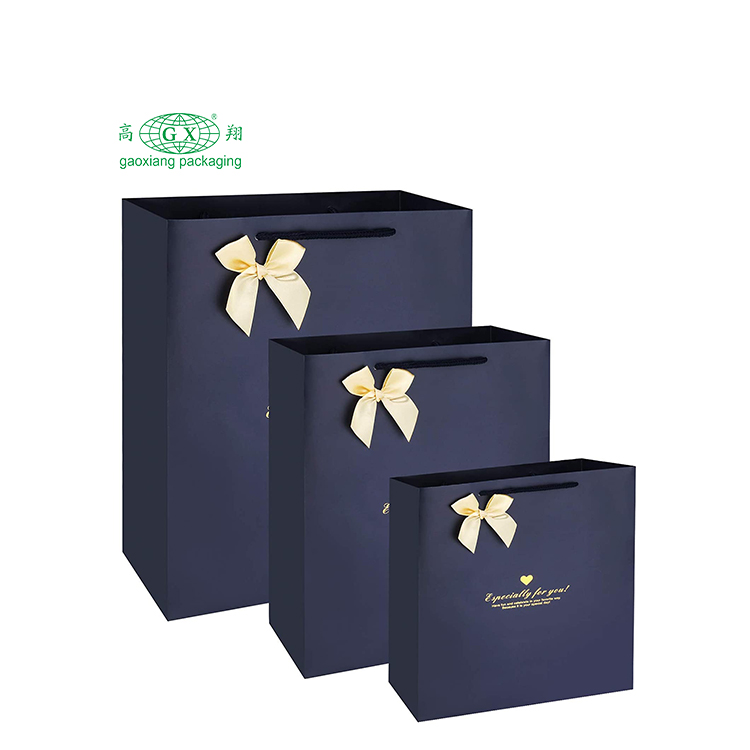 Sacchetto di carta in cartone stampato con logo blu personalizzato di lusso con manico a fiocco in nastro per scatole della spesa per regali