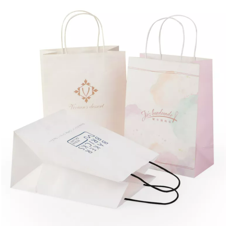 Borsa in carta kraft marrone riciclabile con logo personalizzato all'ingrosso con manico piatto attorcigliato