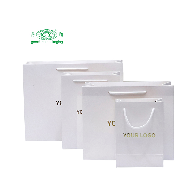 Borse per la spesa personalizzate abbigliamento logo stampato in oro design sacchetti di imballaggio in carta di cartone bianco per la vendita al dettaglio