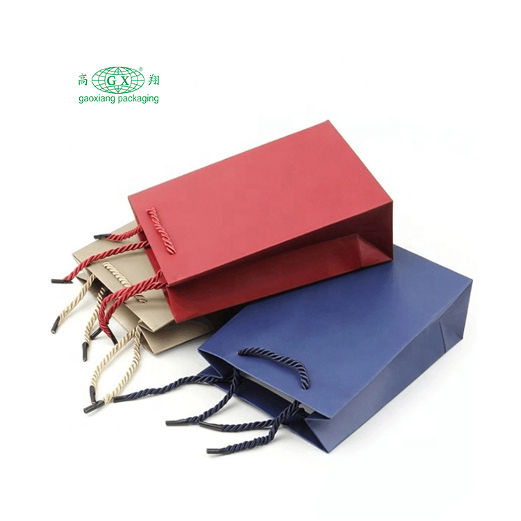 Sacchetto di carta con manico per regali di lusso per lo shopping Sacchetto di carta personalizzato per sacchetti di carta kraft di Natale