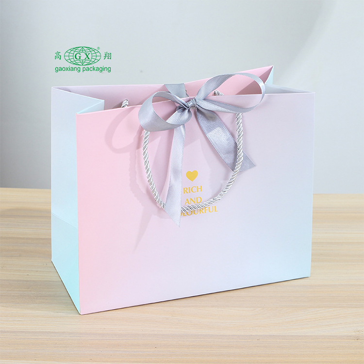 Sacchetto di carta con manico per regali di lusso per lo shopping Sacchetto di carta personalizzato per sacchetti di carta kraft di Natale